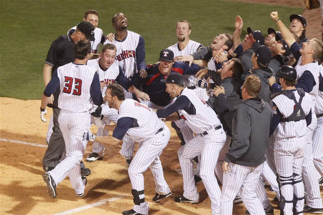 Brent-Dlugach-swarmed-at-home-plate