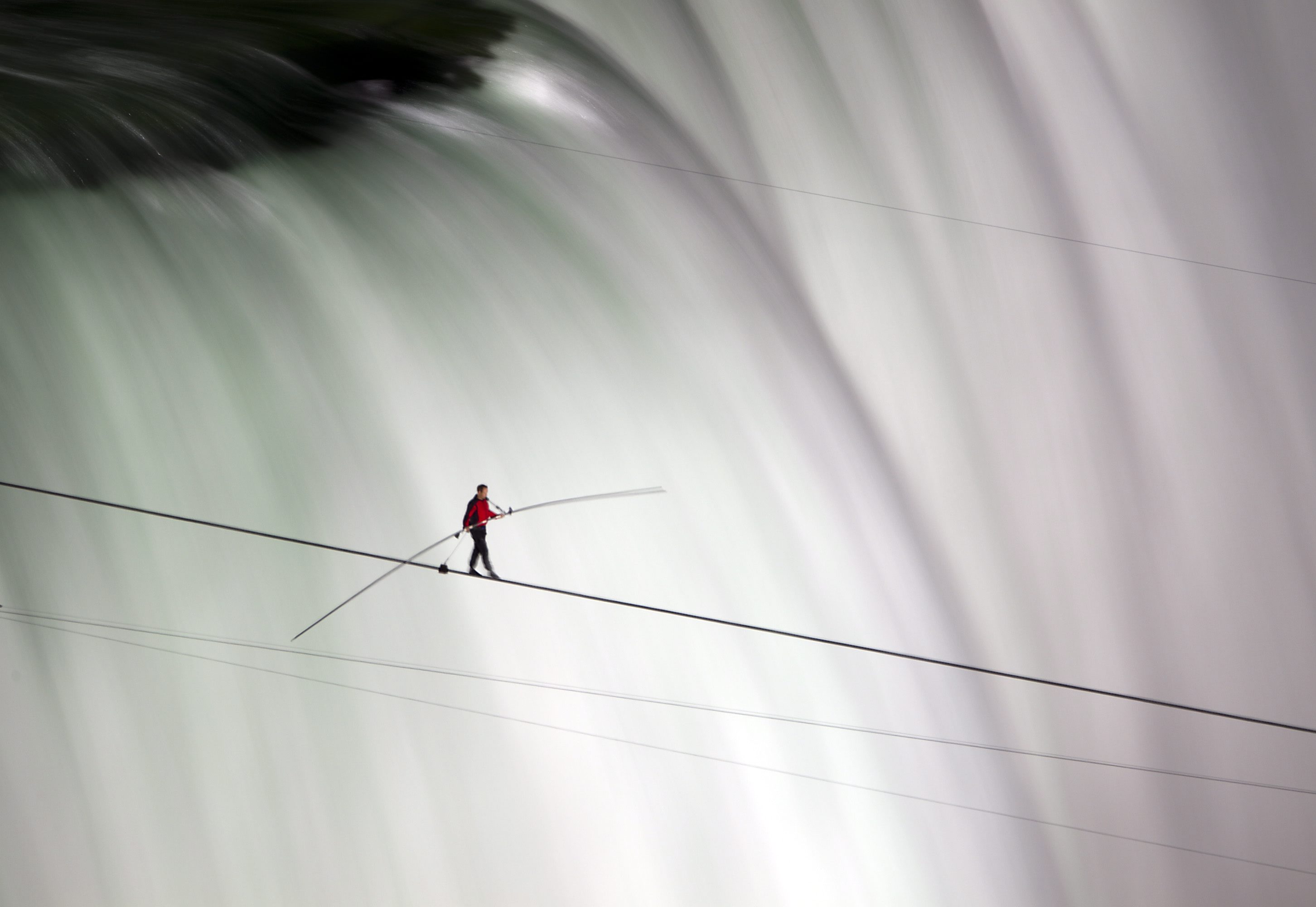 Nik Wallenda 1st person to tightrope walk 1,800 feet across Niagara
