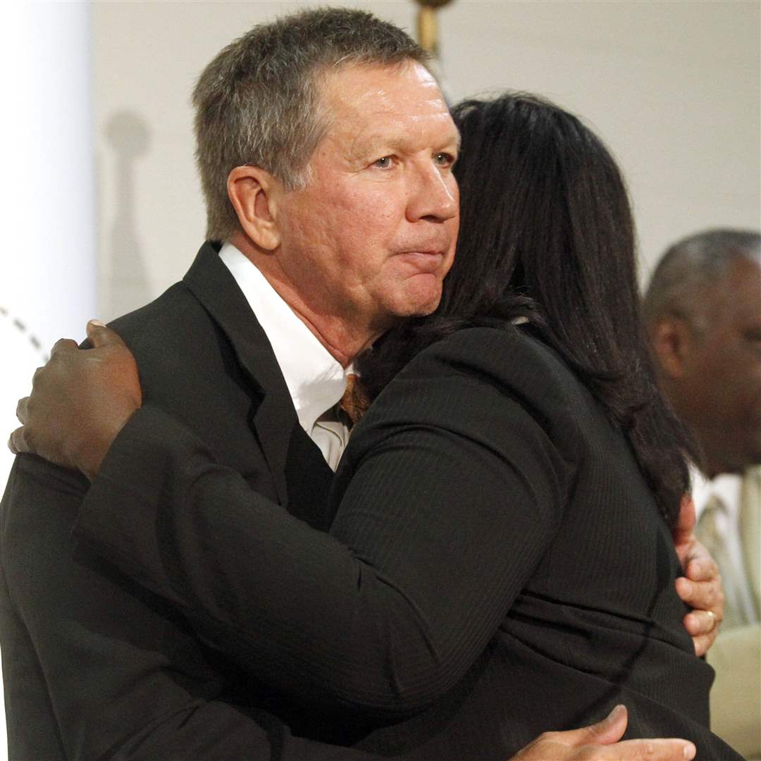 carson-hugs-kasich