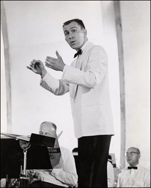 Sam Szor, conducts at the Toledo Zoo in 1961, the 10th season of 