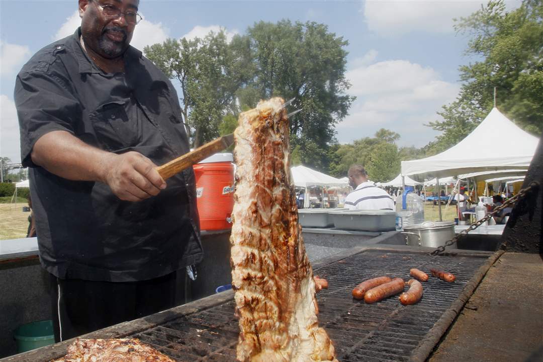 Quinsey-Hammond-of-Toledo-grills-ribs