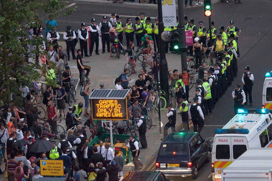 Police-surround-part-of-a-group-of-protesting-cyclists