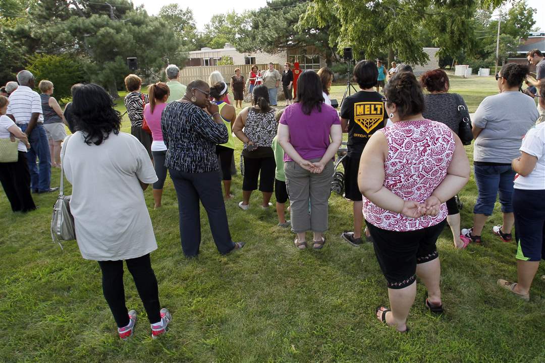 A-crowd-listens-to-a-group-of-singers