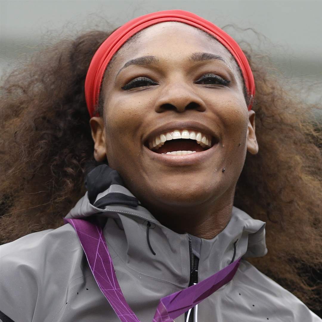 Gold-medalist-Serena-Williams-shows-her-medal