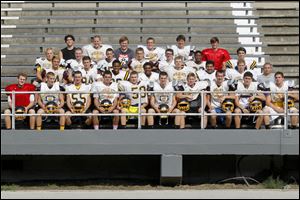 NORTHVIEW SENIORS AND JUNIORS
FROM LEFT: Row 1: Kyle Kremchek, Mark Bernsdorff, Derick Reiner, Cameron Moore, Tyler DeWitt, Michael Tidd, Pete Cook, Connor Zipfel, Chris Nowicki, Kyle Reid-Hanier
Row 2: Jake Bilek, Dario Sielski, Deon Valentine, Corey
Bowman, Brian Jackson, Rodrigo Burina, Brandon
Donnelly, Matt Epstein Row 3: Skylar Gilbert, Corey, Donnelly, Zach Wagenhauser, Hunter Egbert, Jeff Hammye, Tyler Wynn Row 4: Gabe Rioux, Austin Micham, Oskar Swolsky, Dominic Konik, Eben Corron, Wil Weddington