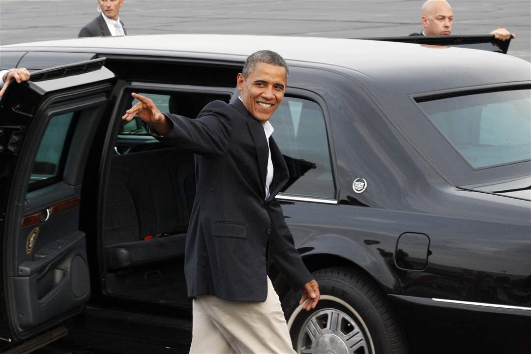 President-Obama-waves-goodbye