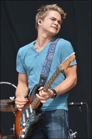 Rising country singer Hunter Hayes is set to sing the national anthem at Sunday’s Saints game.