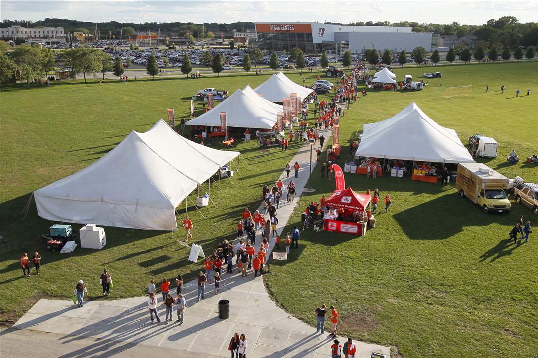 Fans-arrive-for-the-Bowling-Green-State-University
