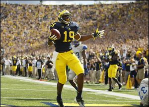 Michigan's Devin Funchess scores a touchdown after making a catch in the second quarter against Air Force.