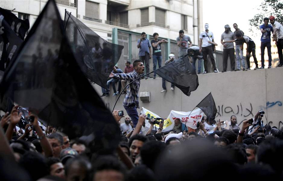 Egyptian-protesters-climb-the-walls-of-the-U-S-embassy