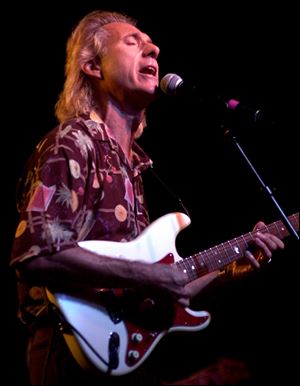 Gary Puckett performs to a large crowd.