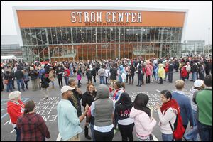 People line up to see Obama.