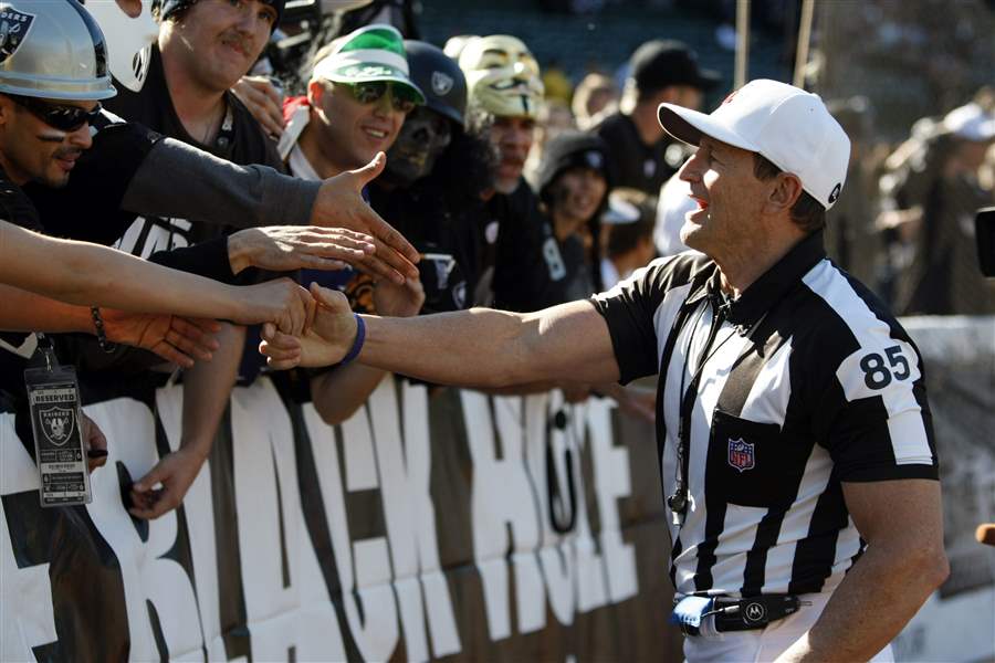 Referee-Ed-Hochuli-85-greets-Oakland-Raiders-fans