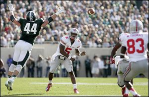 Ohio State quarterback Braxton Miller (5) throws a pass to Michael Thomas (83).