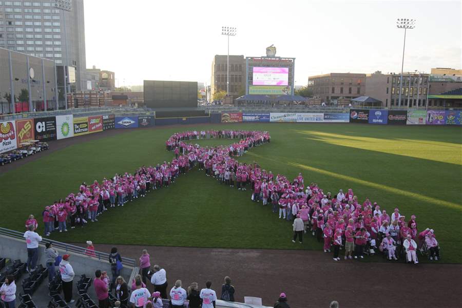 Survivors-create-a-pink-ribbon-in-left-field-in-Fifth-Third-Field