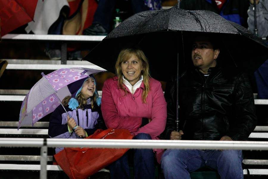 WEBsylv-football06p-BG-FANS-RAIN