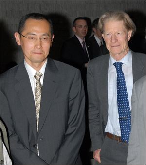 Kyoto University Professor Shinya Yamanaka, left, and British researcher John Gurdon won this year's Nobel Prize in physiology or medicine.