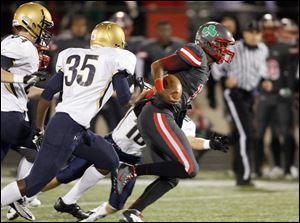 Central Catholic quarterback DeShone Kizer breaks free from St. John's Jesuit defenders, from left, Pete Burkett, Andre Tidwell, and Dick Anderson for a TD run. Kizer completed 12 of 14 passes.