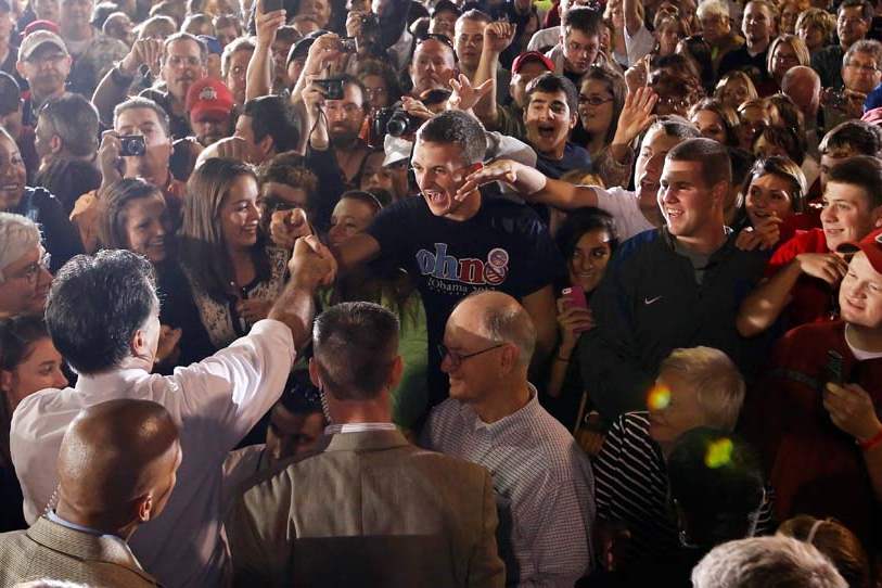 Romney-in-Defiance-greeting-supporters