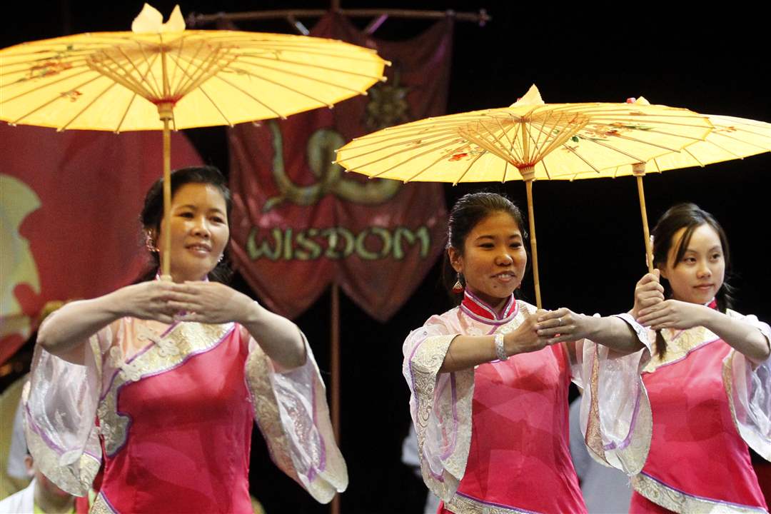 The-Chinese-Association-of-Greater-Toledo-Dancers-from-left
