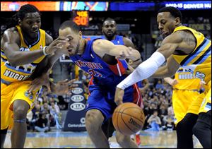 Andre Iguodala, right, scored six of his 17 points over the final three minutes.