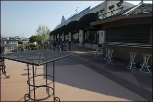 The former Admiral’s American Grill will be turned into a steak house-style bistro. The new owners plan to open in December.
