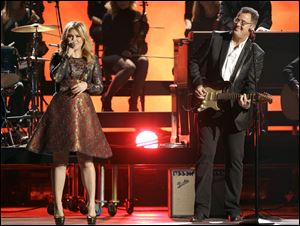 Kelly Clarkson has performed duets with country superstars, including Vince Gill earlier this month, but she has never performed with one of her Top 40 colleagues.