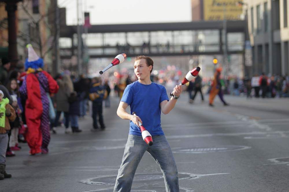 holiday-parade-juggling