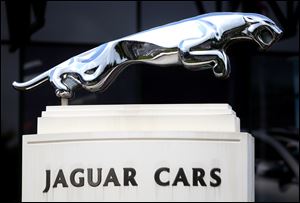 Jaguar, a British luxury car company, said Sunday that a deal has been made with the Chery Automobile Company to build the cars at a new factory to be built near Shanghai.