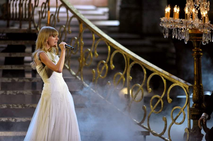 2012-American-Music-Awards-Show-Swift