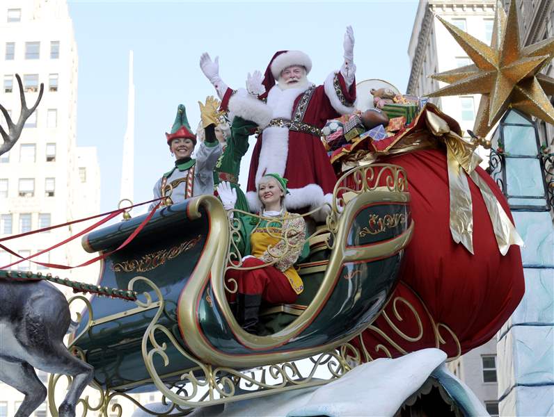 Santa-Claus-waves-to-the-crowd