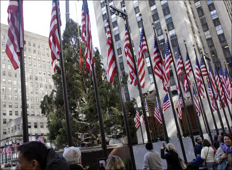 NJ SPRUCE LIGHTS UP AS ROCKEFELLER CENTER TREE - Toledo Blade