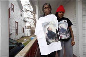 Juanita Williams, left, mother of Lynette Lenora Reid, and Reid’s daughter Krystal show shirts made in Reid’s honor at Ms. Williams’ home in Toledo. Reid died on Sept. 17, 2008.