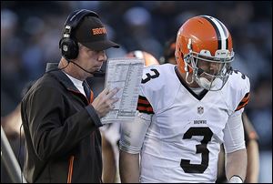 Browns coach Pat Shurmur talks with quarterback Brandon Weeden during the second half of Cleveland's 20-17 victory on Sunday against the Raiders.