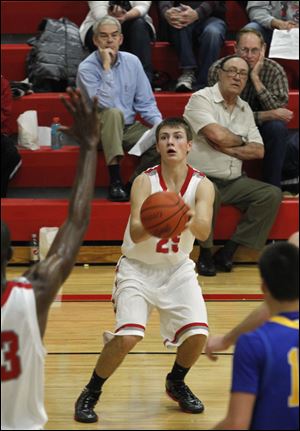 Bowling Green's Mitchell Gardner sets to shoot during game against Findlay.