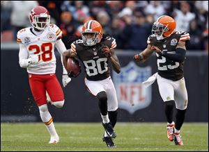 Cleveland’s Travis Benjamin breaks  away from Kansas City’s Neiko Thorpe on a record-setting 93-yard punt return for a touchdown.