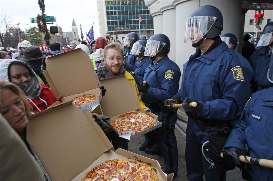 CTY-righttoworkprotest-pizza-to-police