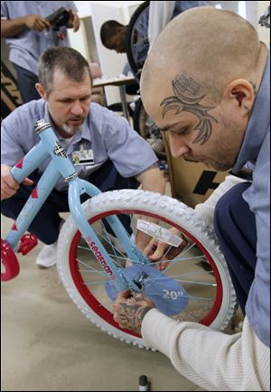 Inmates Kelly Mills, left, and Seth Mize are among the group who volunteered for the project Wednesday.