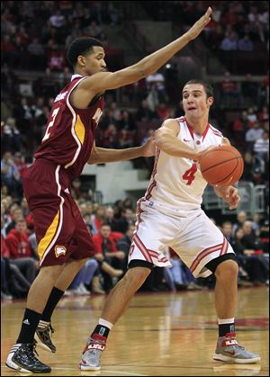 Ohio State's Aaron Craft passes the ball around Winthrop's Gideon Gamble during the first half Tuesday in Columbus.