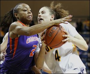 Toledo guard Naama Shafir, right, drives against Evansville guard Kat Taylor. Shafir had 12 points, 10 assists, and zero turnovers.