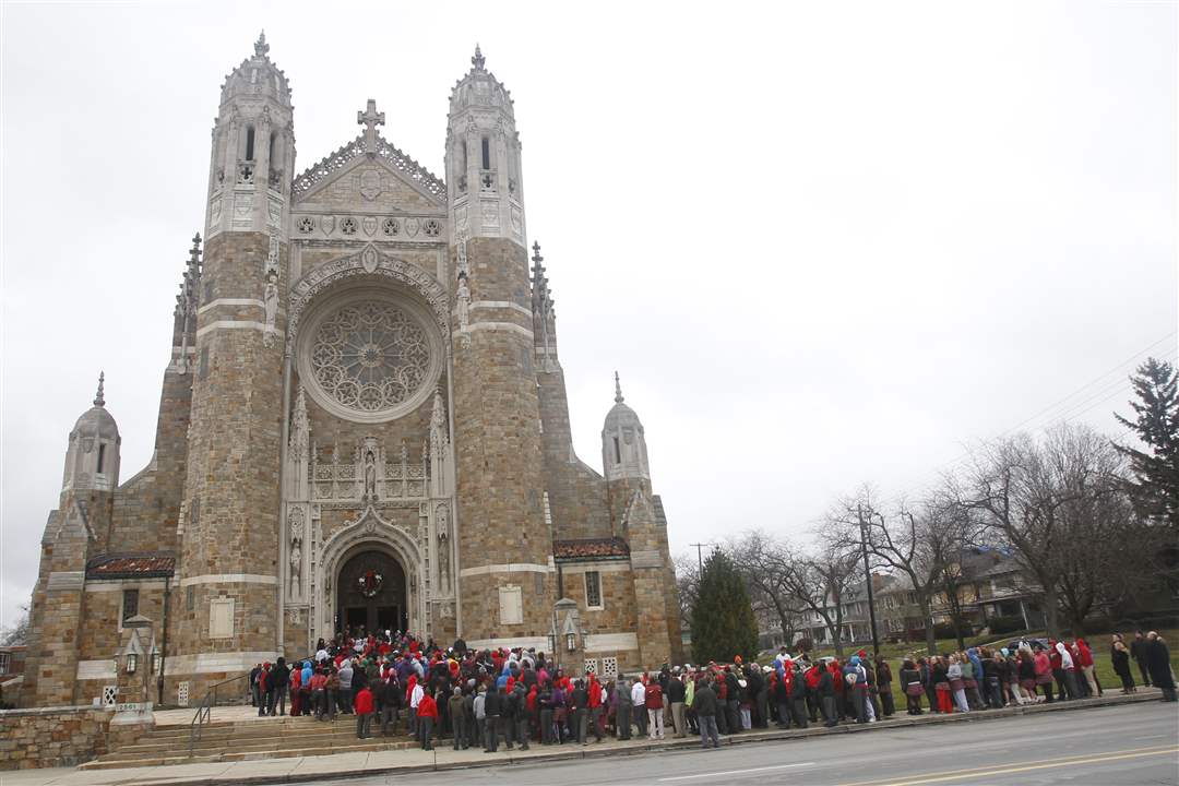 Central-Catholic-students-enter-the-Rosary-Cathedral