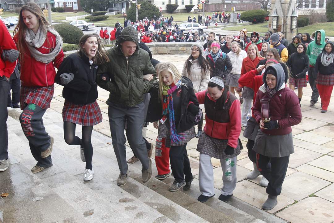 Central-Catholic-students-walk-up-the-steps