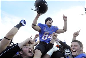 Boise State kicker Michael Frisin, celebrating, kicked the go-ahead field goal in the fourth quarter for a 28-26 final.
