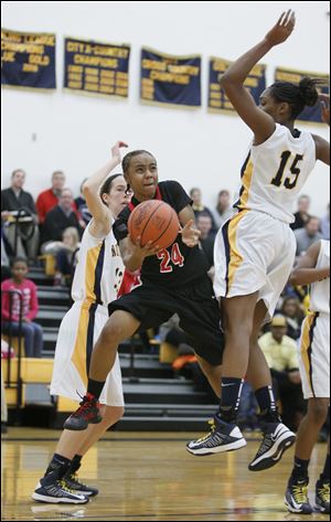 Rogers' Cha'Ron Sweeney splits the defense of Notre Dame's Christy Ohlinger, left, and Kaayla McIntyre. Sweeney scored 19 points.