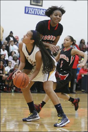 Rogers' Tatyana Reynolds gets too close while guarding Notre Dame’s Jayda Worthy, who had 19 points.