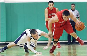 Bedford’s Dennis Guss, right, steals the ball from Lakota’s Nathan Ray during the second quarter. Guss scored 10 points.