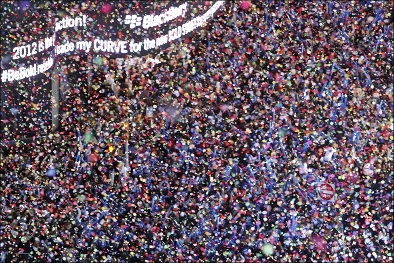 Times Square packed with revelers, security for New Year's Eve ...