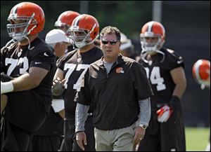 Cleveland Browns head coach Pat Shurmur, center, was fired today. 