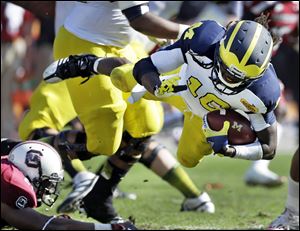 South Carolina wide receiver Bruce Ellington (23) races past Michigan safety Jordan Kovacs (11), safety Jarrod Wilson (22), and cornerback Courtney Avery (5) for the game-winning touchdown.