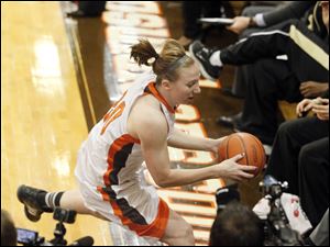 Bowling Green State University's Allison Papenfuss attempts to save the ball.